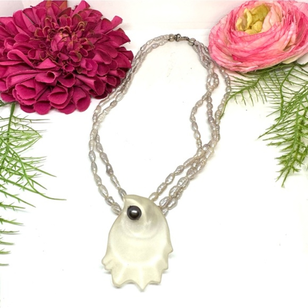 VINTAGE⚜️Freshwater Pearl & Frosted Glass Clam Necklace